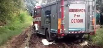 Pilar: Por el mal estado de una calle, bomberos no llegaron a apagar incendio de una casa