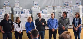 Ariel Sujarchuk entregó equipamiento gastronómico y electrodomésticos a 33 escuelas del distrito