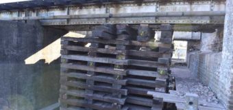Pasajeros en peligro: sostienen con una pila de durmientes un puente del tren Belgrano Norte