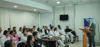Conferencia sobre cirugía hepática laparoscópica en Malvinas Argentinas