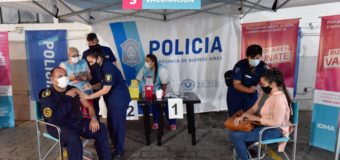 Empezó la vacunación a policías en provincia de Buenos Aires y a mayores de 80 en CABA