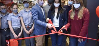 Noe Correa participó de la inauguración de un local de Mostaza en la ciudad de Grand Bourg