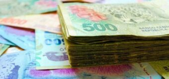 Una lluvia de billetes generó caos en la autopista Buenos Aires-La Plata