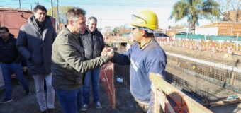 Achával recorrió con los vecinos la obra de entubamiento del canal Agustoni