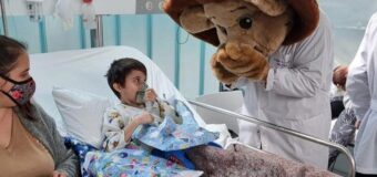 Los niños que pasaron el Día de la Niñez internados recibieron su regalo en Malvinas Argentinas