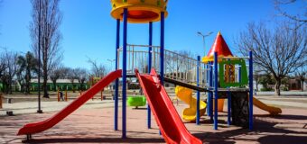 Colocan juegos a estrenar en la nueva plaza de Barrio Urquiza de José C. Paz