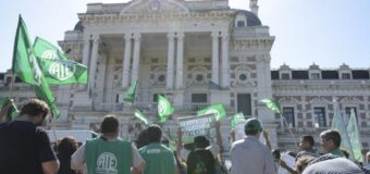 Estatales vuelven a presionar a Provincia por las paritarias