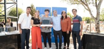 Achával acompañó a estudiantes que recibieron su netbook