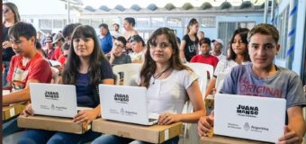 Achával acompañó a estudiantes de Zelaya que recibieron su netbook