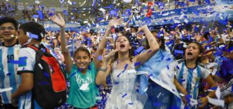 Pilar festejó en el Microestadio el pase a semifinales de la Selección