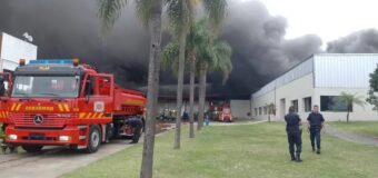 Incendio en una fábrica de bañeras en el parque industrial de Pilar