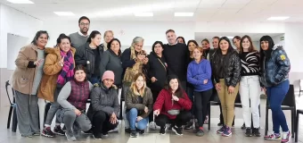 Achával junto a mujeres del programa María Romero en su ciclo de formación