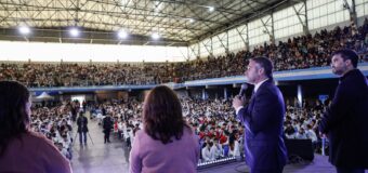 Achával acompañó a los alumnos de Pilar en su promesa a la bandera