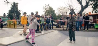 Niñas y niños disfrutan y aprenden en la Escuela de Skate Municipal de José C. Paz