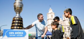 Miles de personas celebraron y se fotografiaron con las Copas que ganó la Selección en Pilar
