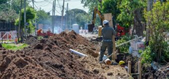 Continúan los trabajos de colocación de cloacas en José C. Paz