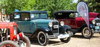 Los autos clásicos copan la Plaza 12 de Octubre de Pilar