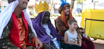 Los Reyes Magos llegaron a San Fernando y se sacaron fotos con las familias