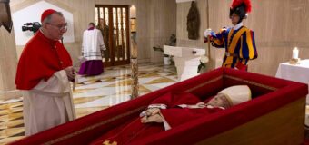 Difunden las primeras imágenes del papa Francisco en su féretro