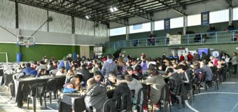 Leo Nardini acompañó el encuentro masivo de ajedrez escolar en Villa de Mayo
