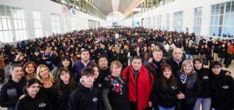 El intendente Ishii entrega buzos a 4.000 estudiantes que hoy cumplen una etapa y proyectan su futuro