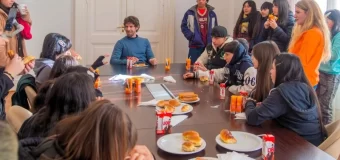Juan Andreotti compartió un desayuno con adolescentes de un programa educativo
