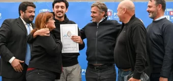 Pilar: Federico Achával acompañó a vecinos de Lagomarsino que obtuvieron las escrituras de sus hogares