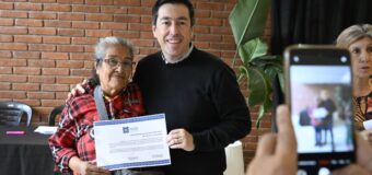 Nardini entregó escrituras definitivas a 33 familias malvinenses