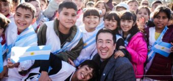 Leo Nardini acompañó a más de 4.500 estudiantes en la Promesa de Lealtad a la Bandera