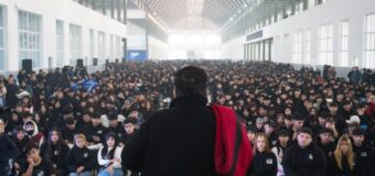 Ishii entregó a estudiantes de José C. Paz, 5000 buzos de egresados 2026