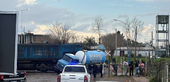 Urgente: Tren embistió a un camión atmosférico en el segundo paso a nivel